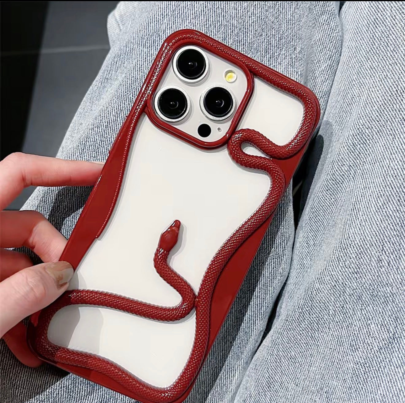 Snake Cutout Case – iPhone 16/15/13/12 Trend Style